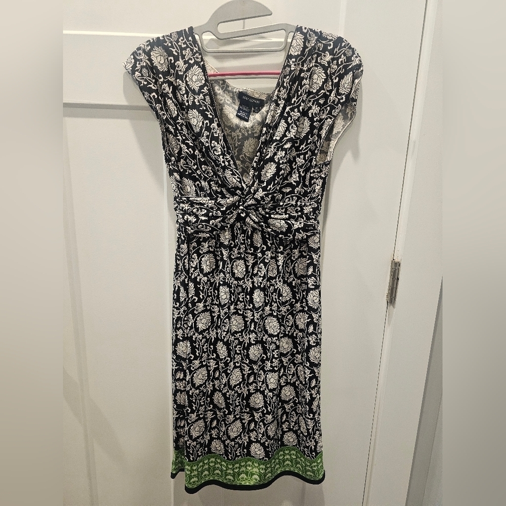 Max Edition Black White Floral Twist Front Dress w/ Green Hem – Women’s Medium